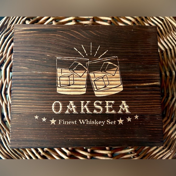 NWT Fine Whiskey / Gift Set / OakSea / 2 Glasses / 8 Stone Cubes - Picture 2 of 7